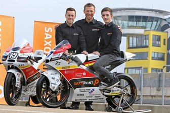 Bereit für ein neues WM-Abenteuer: Teamchef Dirk Heidolf (Mitte) mit seinen Fahrern Efren Vazquez (links) und John McPhee. 