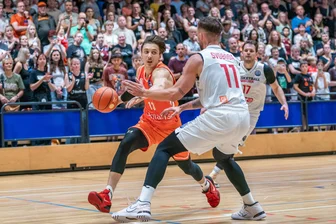 Ein Trio fehlt – doch die Niners drehen auf - Niners-Küken Luca Kellig (links) zieht Matej Svoboda vorbei. Fünf Punkte steuerte der 19-Jährige zum Chemnitzer Sieg bei.