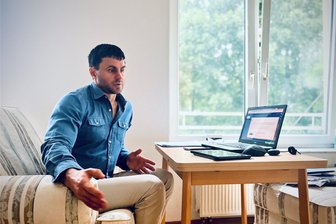 Ein ukrainischer Arzt erzählt, warum er nicht arbeiten darf - Wird gebraucht, darf aber immer noch nicht arbeiten: Dmytro Chyhrynov ist Gefäßchirurg, hat 14 Jahre Berufserfahrung und spricht fließend Deutsch.
