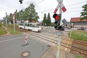 Ein Unfall fast wie eine Kopie in Zwickau-Marienthal: Schon wieder kracht ein Auto in Straßenbahn - Im Kreuzungsbereich von Marienthaler Straße und Brander Weg gab es zwei Unfälle innerhalb von fünf Tagen.