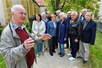 Ein ungewöhnliches Klassentreffen in Freiberg - Bei der Führung lernten die Teilnehmer des Klassentreffens - im Vordergrund Organisator Jan-Peter Domschke aus Siebenlehn - den Freiberger Dom kennen. Auch eine Besichtigung der Molkerei stand beispielsweise auf dem Programm. Am dritten Tag besuchten sie das Klein Erzgebirge in Oederan. Übernachtet haben sie im Altstadthotel Freiberg. 