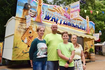 Ein Urgestein des Stadtparkfestes in Limbach-Oberfrohna und sein Familiengeheimnis - Sabine Walther (li.) mit Sohn Philipp, Enkel Bruno und Schwiegertochter Katrin.
