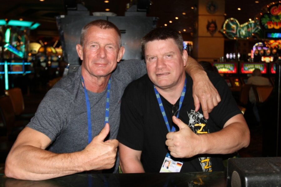 Ein Urgestein macht Schluss - Bei der Ringer-WM 2015 in Las Vegas betreute Frank Hartmann (links) die Deutschen Athleten. 