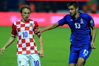 Ein Veilchen gegen die Besten der Welt - Zweikampf zwischen Real Madrid und Erzgebirge Aue im Nationaltrikot: Veilchen-Neuzugang Dimitrij Nazarov (rechts) für Aserbaidschan im Duell mit Kroatiens Mittelfeldstratege Luka Modric.