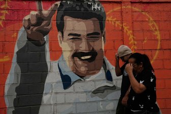 Ein Venezolaner in Zwickau: „Niemand glaubt wirklich, dass die aktuellen Ereignisse zu einer Verbesserung der Lage im Land führen könnten.“ - Fußgänger gehen an einem Wandgemälde vorbei, das den ehemaligen venezolanischen Präsidenten Nicolas Maduro in Caracas, Venezuela, zeigt.