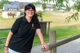 Ein Verein im Erzgebirge, der wächst und wächst: Die Kraft hinter den Seiffener Museen - Melanie Goeseke-Enderlein zog mit ihrer Familie ins Spielzeugdorf. Heute engagiert sie sich im Museumsförderverein.