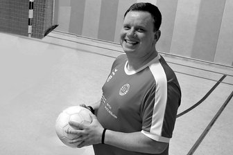 Ein Verein unter Schock: SV Heinrichsort/Rödlitz trauert um beliebten Trainer - Dieses Foto von Nils Dauer entstand 2023 für einen Bericht über seine Auszeichnung mit dem DFB-Ehrenamtspreis.