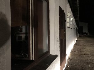 Ein Verletzter bei Explosion in Wolkensteiner Reitstall - Ersten Angaben zufolge wurde nur der Aufenthaltsraum des Stalls beschädigt. Die 15 Pferde mussten nicht in Sicherheit gebracht werden.