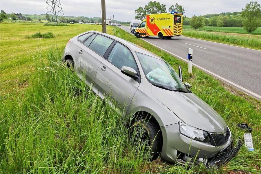 Ein Verletzter bei Unfall in Niederlungwitz - Der Fahrer dieses Autos hat am Dienstagnachmittag bei Niederlungwitz offenbar die Kontrolle verloren.