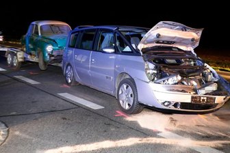 Ein Verletzter bei Unfall mit Transportanhänger - Ein Jeep ist auf der S 200 Abzweig Ottdendorf mit einem Renault mit Transportanhänger zusammengestoßen.