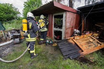 Ein Verletzter nach Schuppenbrand - 