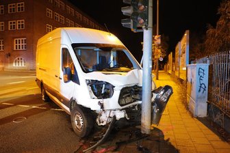 Ein Verletzter nach Unfall an Kreuzung - Der Ford rammte einen Ampelmast.