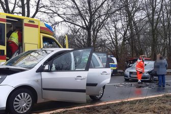Am Dienstag ereignete sich gegen 11.30 Uhr in Chemnitz, zwischen Neefestrasse/ Zwickauer Strasse ein Unfall zwischen 2 PKW mit 2 leicht Verletzten. Der PKW Audi und Ford mussten abgeschleppt werden. Auslaufende Betriebsmitte wurden durch eine Spezialfirma beseitigt.
