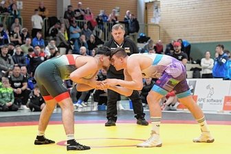 Ein viel beachteter Kraftakt des AC Werdau - Als einer der besten Sachsen erkämpfte sich Erik Skotarczak aus Aue (rechts) einen guten vierten Platz in seiner Gewichtsklasse. 