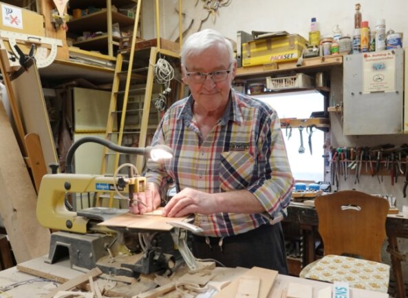 Ein Vielauer lebt seinen Traum vom Holz - In seiner urigen Werkstatt ist Andreas Kunz in seinem Element. Wenn er es gesundheitlich schafft, erledigt er ab und an auch noch kleinere Aufträge für Privatleute. 