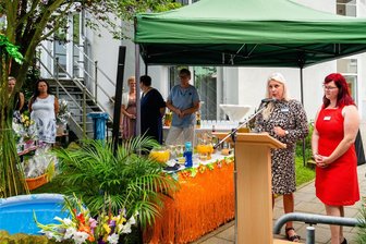 Ein Vierteljahrhundert Pflege: Ist der „Zwirnereigrund“ in Mittweida und Erlau ein Modell für die Zukunft? - Die beiden Leiterinnen, Heidi Schneider (zweite von rechts) und Sandra Pinkert (rechts), stimmten die Senioren und ihr Team auf die Jubiläumsfeier ein.