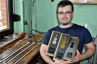 Ein Vogtländer, der den Bogen raus hat - Bogenbaumeister Andreas Uebel aus Gopplasgrün hat beim 9. Internationalen Geigenbauwettbewerb in Mittenwald in der Kategorie Bogen gleich vier Preise errungen: 1. Platz für einen Viola-Bogen, 2. Platz für einen Cello-Bogen,3. Platz für einen Violine-Bogen und Sonderpreis für die handwerklich individuellste Arbeit.
