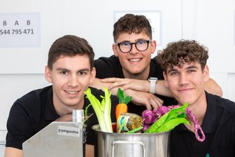 Ein Vogtländer erfand die Würzpaste „Bums“: Diese drei jungen Leute wollen die Erfolgsgeschichte jetzt fortsetzen - Timon Mehlhose, Anton Oeser und Louis-Emilio Jähn (von links) sind beim Start-up „Bums“ eingestiegen.