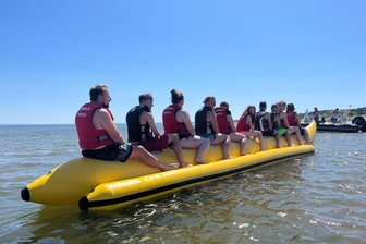 Ein Vogtländer schenkt Ferienkindern Banana-Boot-Spektakel an der Ostsee - Banana-Boot-Fahrten lockten die Ferienkinder der „Kinderarche Sachsen“ an der Ostsee.