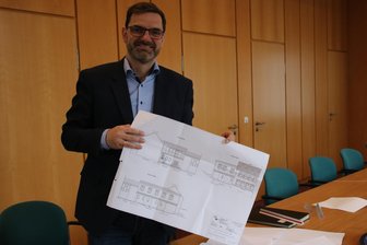 Ein vogtländischer Ort investiert in seine Grundschule - Bürgermeister Andreas Gruner mit dem Plan des Bauprojektes an der Grundschule.