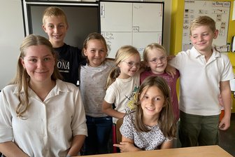 Ein vogtländisches Dorf wird zum Medienereignis - weil Kinder dort Mitspracherecht haben - Neue Leiterin, neuer Kindergemeinderat. Lehramtsstudentin Michelle Kaiser sagt: „Kinder haben ein Mitspracherecht.“ Rechts neben ihr Ida Burkhold, die neue Kinderbürgermeisterin.