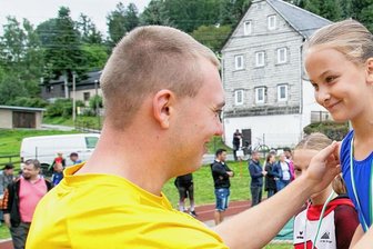 Ein Vorbild nimmt die Siegerehrung vor - 