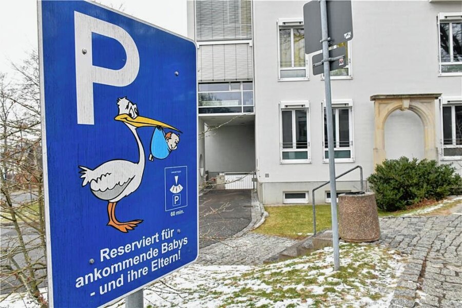 Ein Vorname wurde im Januar in Freiberg dreimal vergeben - Am Hauseingang des Kreiskrankenhauses Freiberg gibt es einen Sonderparkplatz für werdende Muttis und deren Fahrer. 