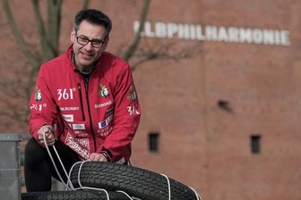 Ein VW Käfer als Begleiter: Extremsportler beginnt Lauf nach Shanghai - 