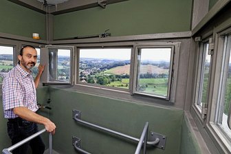 Ein Wachturm der NVA ist die neue Attraktion im Museum für historische Technik in Culitzsch - Vereinschef Danny Schwalbe zeigt die Aussicht aus der Kanzel des Turmes. Diese befindet sich neun Meter über dem Erdboden.
