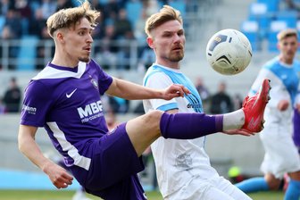 „Ein Wahnsinnsgefühl“: Schmids Premierentor für den FC Erzgebirge Aue - Maximilian Schmid (vorn), hier mit einer tollen Ballbehauptung gegen Robert Zickert, erzielte im Pokalmatch das Führungstor für den FCE.