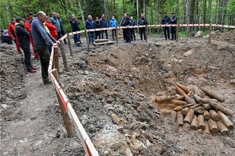 Ein Wald voller Munition - In einem freigelegten Trichter im Ottendorfer Wald nördlich des Gewerbegebietes Auerswalder Höhe in der Gemeinde Lichtenau befanden sich etwa 70 Granaten, die nach Kriegsende vernichtet wurden.