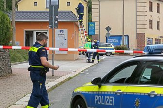 „Ein Warnsignal“: Kriminalität in Zwickau 2025 deutlich gestiegen - Ein Polizeieinsatz, der in Erinnerung bleibt: Im August 2025 sprengten Täter in Oberplanitz den Geldautomaten einer Bank und beschädigten das Gebäude schwer.