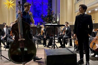 Ein Weihnachtskonzert in Freiberg, das unter die Haut geht - Dominik Wagner machte aus Dvořáks Celloconcert in Freiberg ein Stück für den Kontrabass.