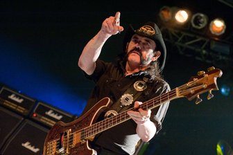 Ein weißes Päckchen aus L.A.: Doro Pesch und ihre Freundschaft zu Lemmy über den Tod hinaus - Lemmy Klimister bei einem Auftritt mit seiner Band Motörhead in Austin (Texas) beim „South by South West Festival“ im Jahr 2010.