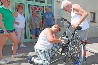 Ein weiter Weg zum Diebstahlschutz-Code - Nicole Heine und Karl-Heinz Möse codieren ein E-Bike. 