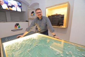Ein Welterbe-Besucherzentrum in klein: Infopoint soll in Freiberg neugierig auf Montanregion machen - Steve Ittershagen, Geschäftsführer im Welterbeverein Montanregion, präsentiert den Infopunkt in Freiberg.