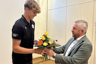 Ein Weltmeister aus Breitenau: „Großer“ Besuch im Oederaner Stadtrat - Bürgermeister Steffen Schneider überreichte Felix Krones einen Blumenstrauß und ein Geschenk.