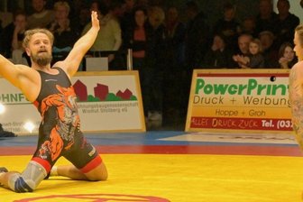 Ein Weltmeister für beide Seiten - So hätten es die Thalheimer am liebsten: Wenn all ihre Kämpfer so jubeln könnten wie Tobias Löffler, der zuletzt seinen Gegner David Adler auf Schultern bezwang. Doch da werden die Gelenauer, die am Samstagabend zum Derby anreisen, gewiss etwas dagegen haben. 