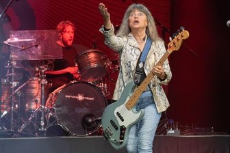 Ein Weltstar im Vogtland: Suzi Quatro zündet furioses Rockfeuerwerk in Bad Elster -