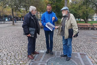 Ein Wendepunkt für die City? Das Stadtforum Chemnitz plant die Aufwertung eines neuralgischen Areals - Wolfgang Seidel, Frank Kotzerke und Michael Backhaus (von links) vom Stadtforum Chemnitz diskutieren über Ideen zur Gestaltung der Ecke am Stadthallenpark.
