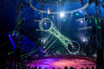 Ein Werbestar, ein DSDS-Gewinner und hochkarätige Attraktionen: Was den Weihnachtszirkus in Chemnitz so besonders macht - Eines der Highlights beim Chemnitzer Weihnachtszirkus ist das Du Valdemar aus Bulgarien. Beim Rennen entlang der Außenseite des Todesrades schlägt den Besuchern das Herz bis zum Hals.