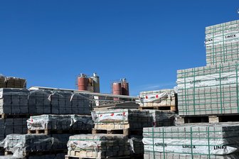 Ein Werk muss schließen: Investoren aus Rheinland-Pfalz und Niedersachsen übernehmen Limex im Erzgebirge - Paletten mit Betonsteinen auf dem Werksgelände in Venusberg.