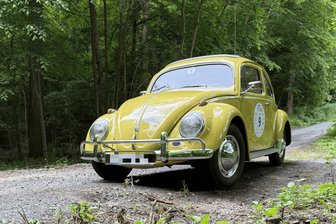 Ein West-Käfer mit DDR-Ersatzteilen: Kurioser Oldtimer rollt bei Tour durchs Vogtland und Erzgebirge - Der VW Käfer von Uwe Klose hat eine auffällige Farbe – und viele Teile, die es nur in der DDR gab.
