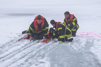 „Ein Wettlauf gegen die Zeit“: Feuerwehr Seelitz trainiert Rettungseinsatz auf gefrorenem See in Biesern - Die Feuerwehren aus Seelitz nutzen die zugefrorene Sandgrube Biesern für eine Rettungsübung.