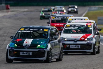 Ein Wimpernschlag entscheidet: Tourenwagen-Pilot aus Schwarzenberg erlebt Licht und Schatten - Maxim Felix Dacher im Vorwärtsgang: Im VW Up GTI führte der 17-Jährige auf dem Hockenheimring das erste Rennen bis kurz vor Schluss an, ehe ihm der heiße Asphalt und eine späte Bremsung zum Verhängnis wurden.