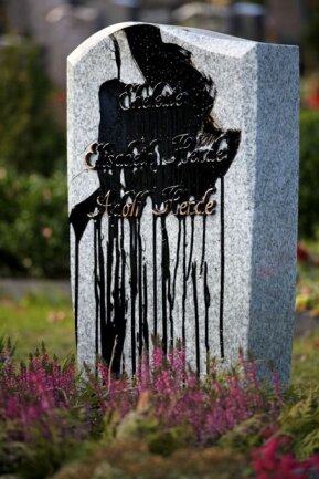 Ein wirres Bekennerschreiben, ein Eimer und die Satanisten - Unbekannte hatten auf den Ruhestätten in Zschopau und Krumhermersdorf etwa 270 Gräber mit einer teerähnlichen Flüssigkeit beschmiert.