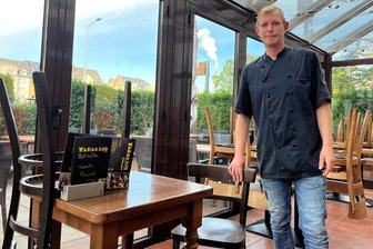 Ein Wirt zwischen Sülze und Gambas: Wo es in Chemnitz jetzt wieder Tapas gibt - Markus Haase springt zwischen kulinarischen Welten: In der Gaststätte "Zum Spaten" serviert er deutsche Küche, im "Tapalino" internationale Tapas.