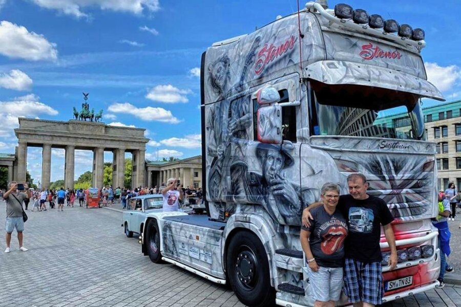 Ein Wochenende für Fans PS-starker Zugmaschinen: Truck-Erz-Festival erlebt in Markersbach Premiere - Der Stones-Truck von Jens und Ramona Nößler - hier 2022 in Berlin - wird am Pfingstwochenende einer der Hingucker am Oberbecken in Markersbach sein. 