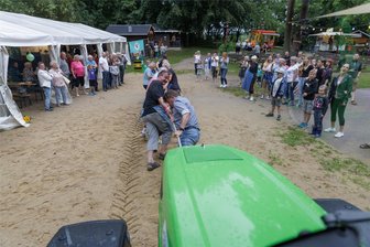 Ein Wochenende im Erzgebirge voller Spaß, Show, Tanz und Unterhaltung für die ganze Familie - Beim Waldfest in Cunersdorf messen die Vereine des Ortes ihre Kraft beim traditionellen Traktorenziehen.