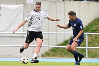 Ein Wochenende in anderen Sportarten unterwegs: Mittweidaer Handballer zeigen ihre Vielseitigkeit - Stefan Ernst (in Weiß) von den Mittweidaer Handballern war mit einigen Teamkollegen am Samstag auf dem Fußballrasen aktiv.
